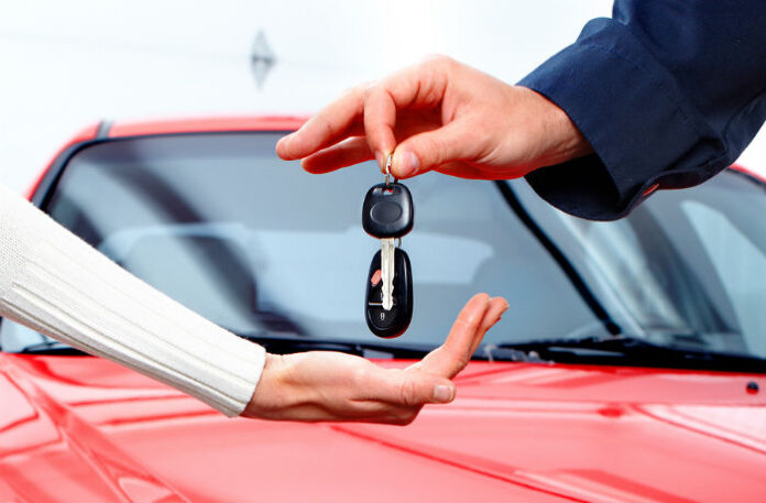 man handing woman car keys 700x460 main – Avoiding Widespread Errors When Looking for a Used Automotive for Sale in Jacksonville – Tech Times24