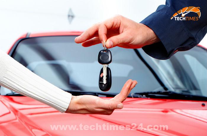 man handing woman car keys 700x460 main – Avoiding Widespread Errors When Looking for a Used Automotive for Sale in Jacksonville – Tech Times24